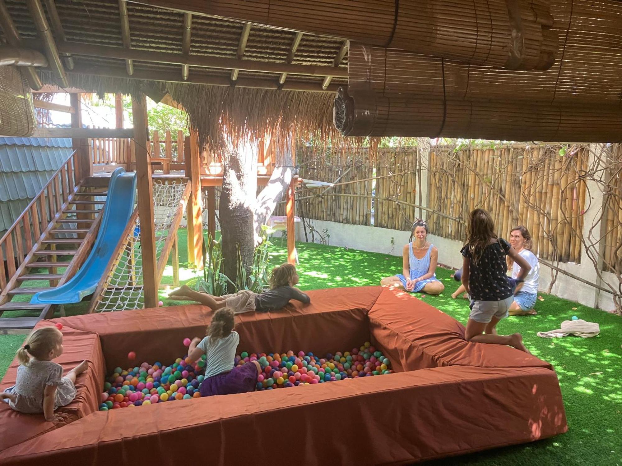גילי אייר Flowers & Fire Yoga Garden מראה חיצוני תמונה