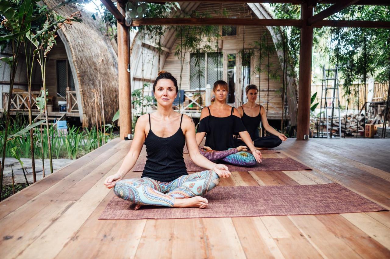גילי אייר Flowers & Fire Yoga Garden מראה חיצוני תמונה