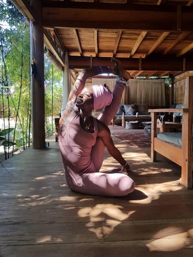 גילי אייר Flowers & Fire Yoga Garden מראה חיצוני תמונה