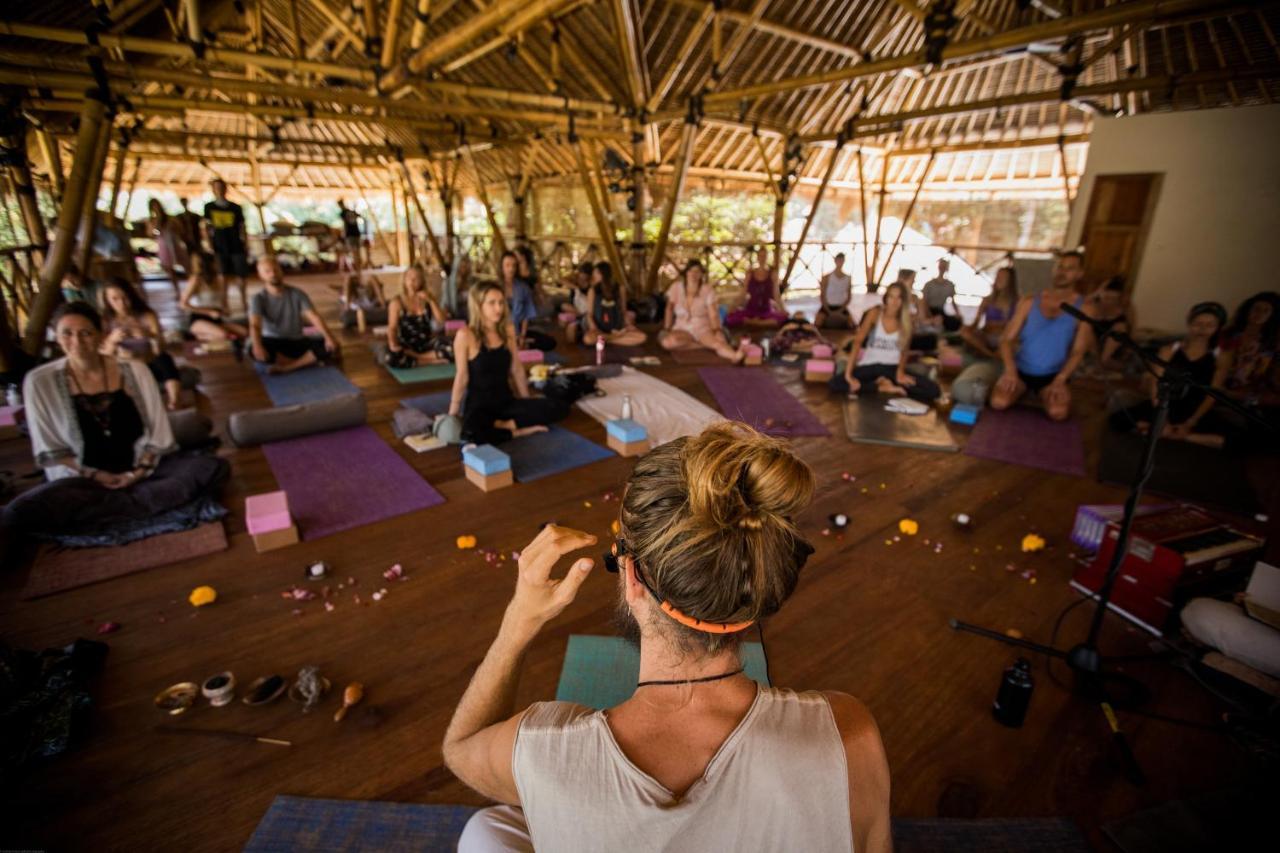 גילי אייר Flowers & Fire Yoga Garden מראה חיצוני תמונה